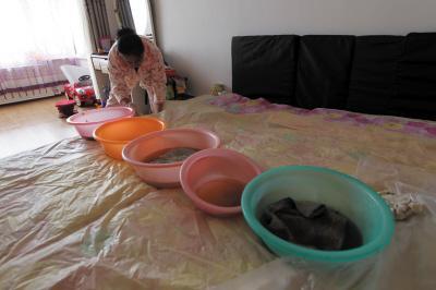 夹江楼上漏水，住户失联，小区没物管，业主维权难！律师来支招……